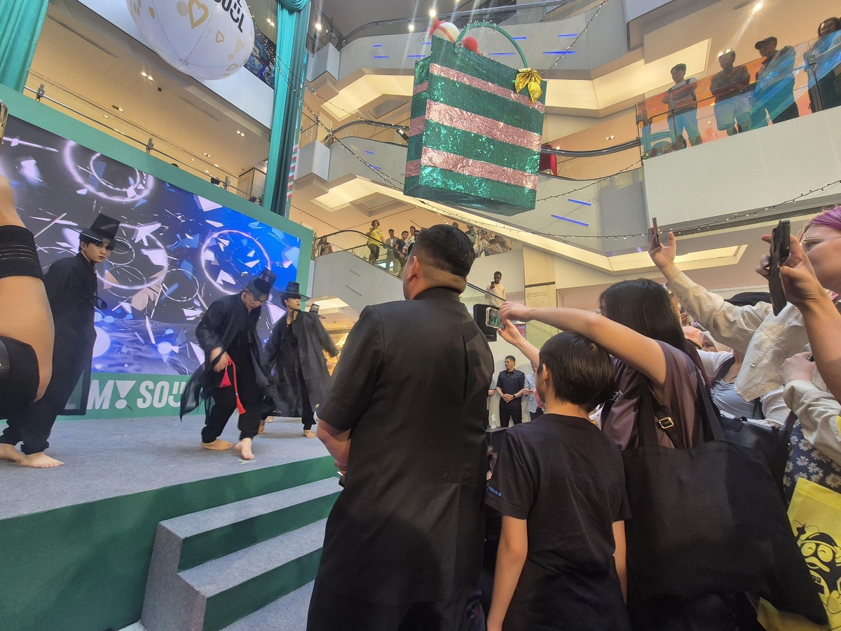 '서울관광 홍보행사' K-타이거즈 공연 관람하는 말레이시아 쿠알라룸푸르 시민들