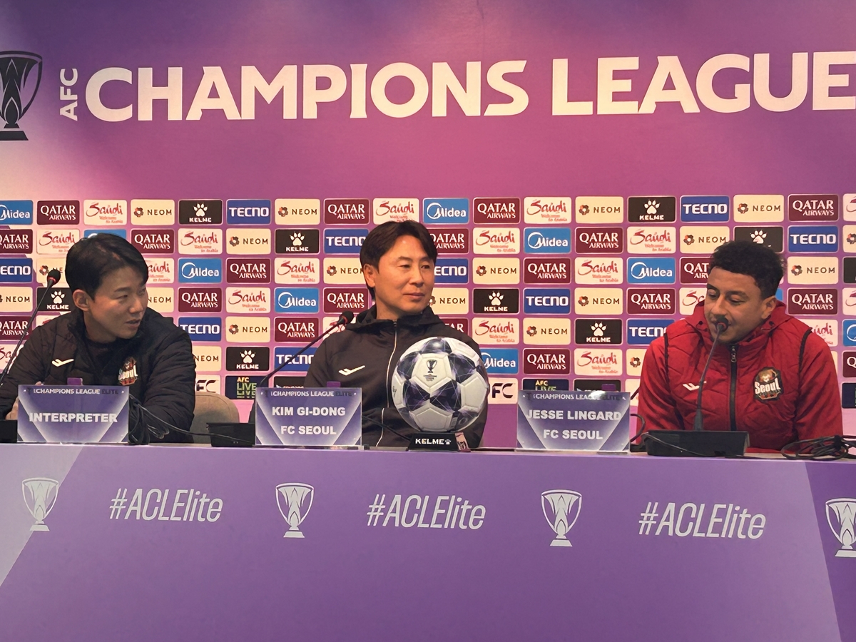 기자회견에 나선 FC 서울 김기동 감독(가운데)과 제시 린가드(맨오른쪽)