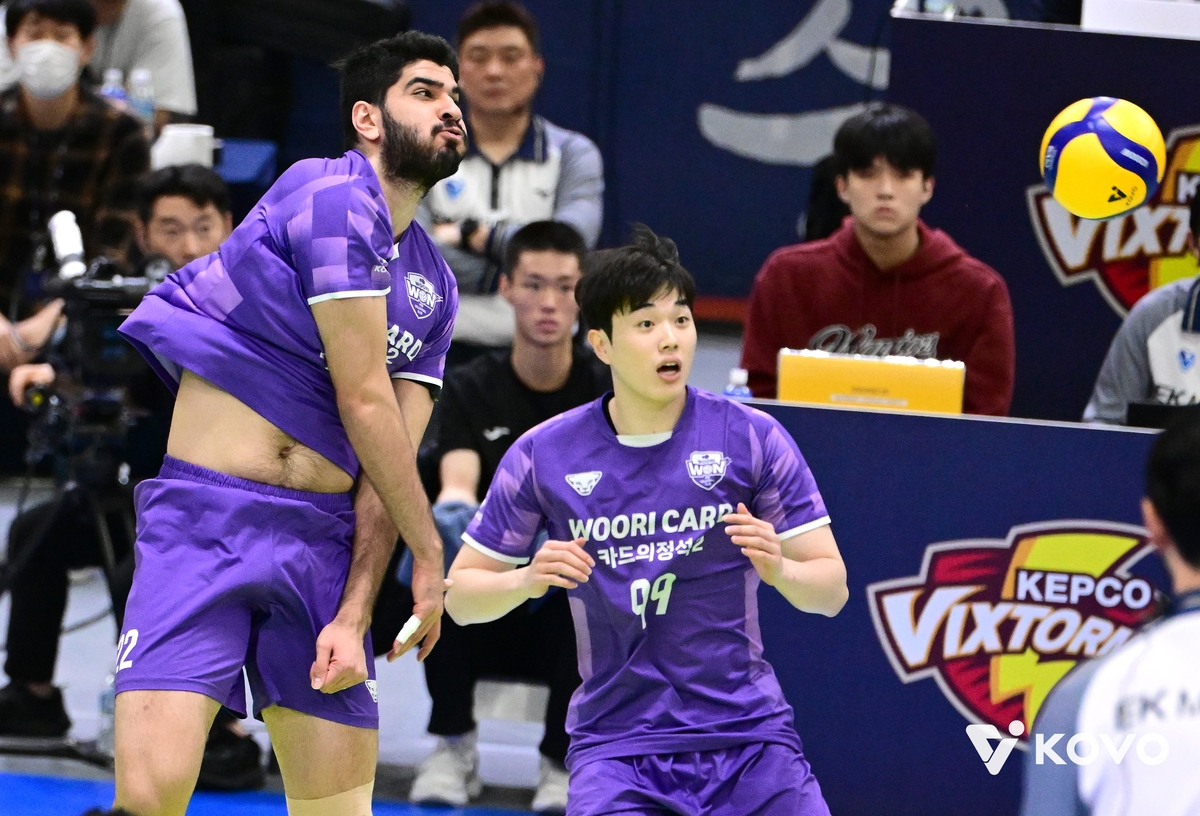 트리플크라운 활약을 펼친 알리 하그파라스트(왼쪽)