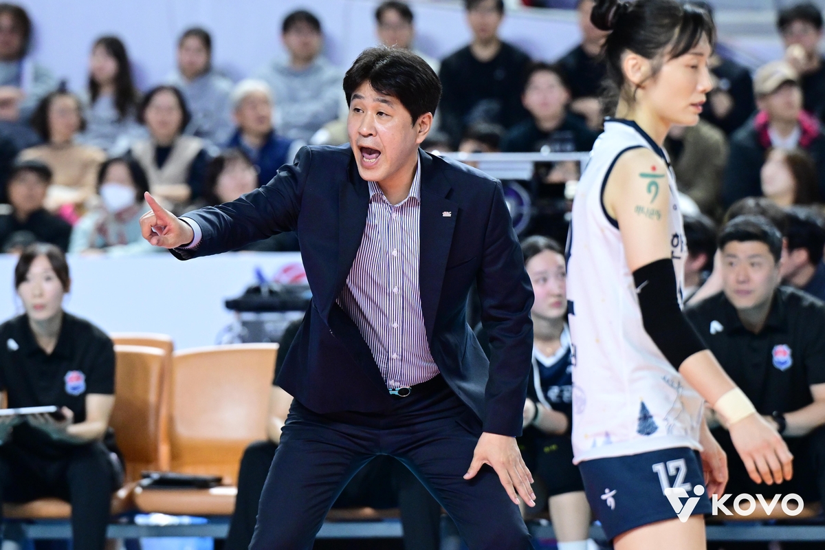 작전 지시하는 김종민 한국도로공사 감독(왼쪽)