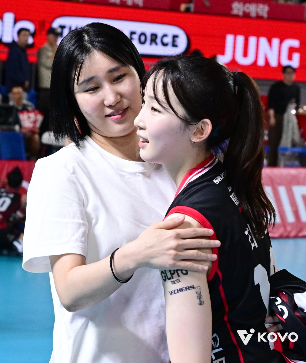 최서현 격려하는 정관장의 염혜선(왼쪽)