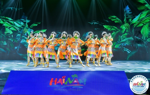 2020년 (제21회) 하이난 국제 관광섬 축제에서 배우들이 하이난식 춤을 선보이고 있다.
