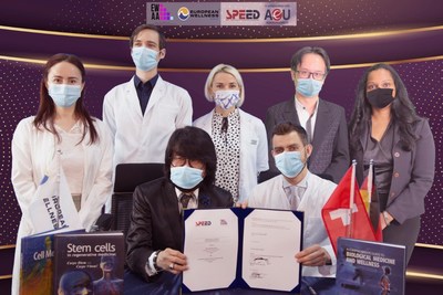 EWAA 교육자들과 함께 서명된 MoA를 들고 있는 Dr. Mike Chan 교수와 Dr. Volodmyr Chernykh