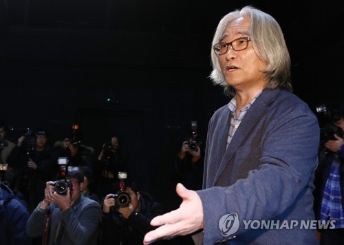El destacado dramaturgo y director Lee Youn-taek ofrece una disculpa pública durante una conferencia de prensa celebrada el 19 de febrero de 2018. (Foto de archivo)
