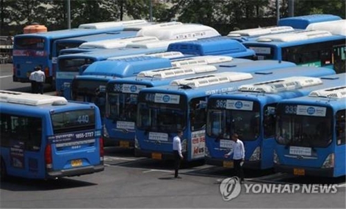 Los conductores de autobús de Seúl y las principales ciudades cancelan la planeada huelga tras alcanzar un acuerdo salarial