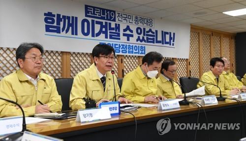 El jefe del personal presidencial para políticas, Kim Sang-jo (segundo por la izda.), habla, el 25 de febrero de 2020, en la sede del gobernante Partido Democrático, durante una reunión entre el partido gobernante, el Gobierno y la oficina presidencial, Cheong Wa Dae, para discutir sobre las medidas para contener el nuevo coronavirus que está afectando a Corea del Sur, . 
