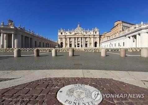 La entrada a la Basílica y la Plaza de San Pedro en la Ciudad del Vaticano está vacía, el 11 de marzo de 2020 (hora local), después de que fuesen cerradas al público en medio de la crisis mundial por el nuevo coronavirus. 
