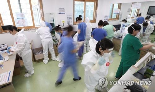 El personal médico del Hospital Dongsan en Daegu, a unos 300 kilómetros al sudeste de Seúl, utiliza equipos de protección mientras se prepara para tratar a los pacientes infectados con el nuevo coronavirus el 9 de abril de 2020.