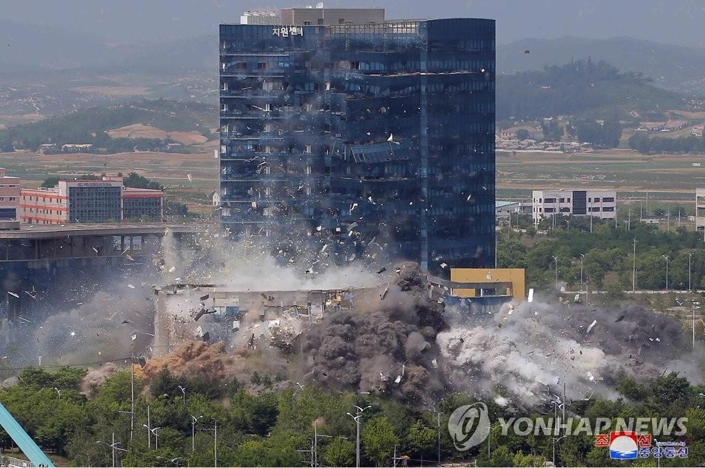 La fotografía, proporcionada por la Agencia Central de Noticias de Corea del Norte (KCNA, según sus siglas en inglés). muestra la oficina de enlace intercoreana en la ciudad fronteriza norcoreana de Kaesong siendo explotada, el 16 de junio de 2020, por el Norte. (Uso exclusivo dentro de Corea del Sur. Prohibida su distribución parcial o total)