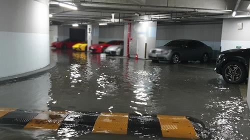 Esta foto, proporcionada por un lector, muestra el espacio de estacionamiento subterráneo de un edificio de apartamentos de lujo en Busan afectado por inundaciones repentinas, el 23 de julio de 2020. (Prohibida su reventa y archivo)