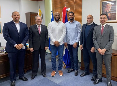 La Embajada de la República Dominicana otorga un reconocimiento a dos estrellas de la KBO por su gran desempeño este año