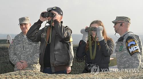 La foto de archivo, tomada el 8 de diciembre de 2013, muestra al entonces vicepresidente de EE. UU., Joe Biden (izda., frente), junto con su nieta, observando Corea del Norte a través de binoculares, durante una visita a un puesto de guardia cerca de la Zona Desmilitarizada (DMZ, según sus siglas en inglés).