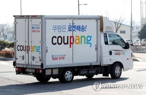 La foto de archivo muestra un camión de reparto del operador líder del comercio electrónico, Coupang.