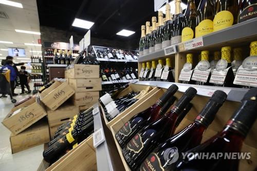 La foto de archivo, tomada el 4 de enero de 2021, muestra la sección de vinos de un hipermercado, en Seúl.