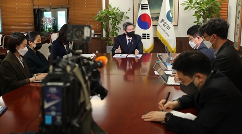 El ministro de Unificación, Lee In-young (fondo), habla durante una entrevista con la Agencia de Noticias Yonhap, realizada, el 23 de marzo de 2021, en el complejo gubernamental, en Seúl. 
