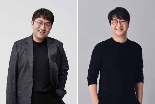 La imagen, proporcionada por Hybe, muestra a su presidente y director ejecutivo, Bang Si-hyuk (izda.), y su director ejecutivo global, Yoon Seok-jun. (Prohibida su reventa y archivo)