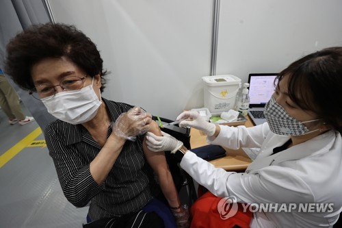 Una trabajadora médica administra una vacuna contra el COVID-19, el 17 de junio de 2021, en un centro de vacunación, en el suroeste de Seúl. 