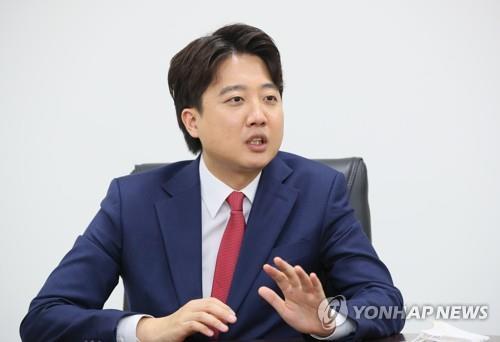 Lee Jun-seok, de 36 años de edad, el nuevo líder de la principal oposición, el Partido del Poder del Pueblo, habla durante una entrevista con la Agencia de Noticias Yonhap, el 12 de junio 2021, en la oficina del partido, en Seúl.