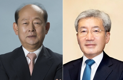 Las fotos compuestas de archivo, proporcionadas por la oficina presidencial, Cheong Wa Dae, muestran a Koh Seung-beom (dcha.), nombrado jefe de la Comisión de Servicios Financieros, y Song Doo-hwan, nombrado jefe de la Comisión Nacional de los Derechos Humanos.