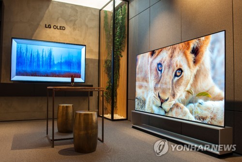 La foto proporcionada, el 25 de junio de 2021, por LG Electronics Inc., muestra los televisores OLED de la compañía exhibidos en una tienda en París. (Prohibida su reventa y archivo)