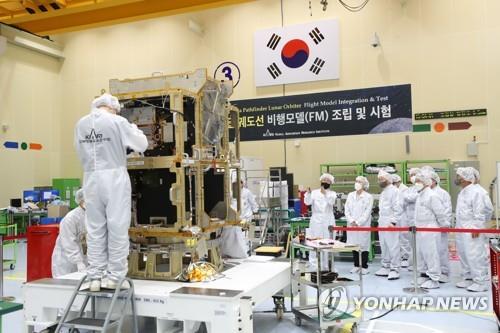 La foto de archivo, tomada el 31 de mayo de 2021 y proporcionada por el Ministerio de Ciencia y TIC, muestra a investigadores realizando pruebas de componentes de un modelo del orbitador lunar de Corea del Sur en el Instituto de Investigación Aeroespacial de Corea del Sur en Daejeon, a 164 kilómetros al sur de Seúl. (Prohibida su reventa y archivo)