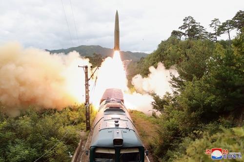 La foto, desvelada, el 16 de septiembre de 2021, por la Agencia Central de Noticias de Corea del Norte, muestra un regimiento de misiles ferroviarios realizando una maniobra de disparo, el día anterior. (Uso exclusivo dentro de Corea del Sur. Prohibida su distribución parcial o total)
