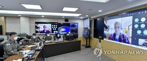 La foto de archivo, tomada el 7 de mayo de 2021 y proporcionada por la Fuerza Aérea, muestra a miembros del Centro de Operaciones Espaciales de Corea del Sur sosteniendo una videoconferencia con funcionarios del Centro de Operaciones Espaciales Combinadas liderado por EE. UU., para discutir sobre los escombros de un cohete chino. (Prohibida su reventa y archivo)