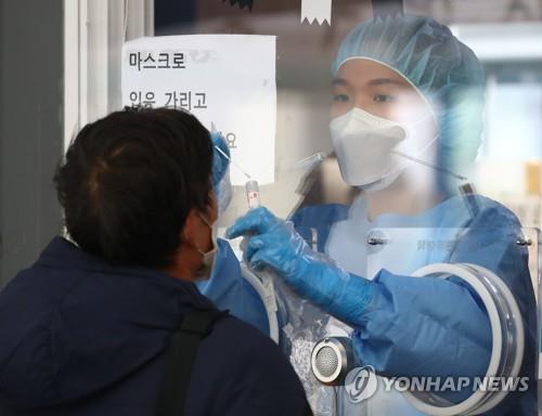 Una trabajadora médica recolecta una muestra de un ciudadano, el 14 de octubre de 2021, en un centro de pruebas de COVID-19, cuando el país reportó 1.940 infecciones diarias.