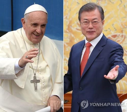 La foto combinada de archivo muestra al presidente surcoreano, Moon Jae-in (dcha.), y el papa Francisco.