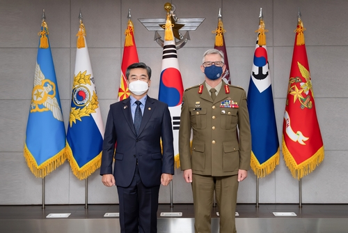 La foto, proporcionada por el Ministerio de Defensa de Corea del Sur, muestra a su ministro, Suh Wook (izda.), y el jefe del Ejército australiano, Rick Burr, posando para una fotografía, el 1 de noviembre de 2021, cuando se reunieron para conversar en el ministerio, en Seúl. (Prohibida su reventa y archivo)