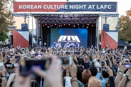 Los fanes presencian el concierto de una banda de K-pop, el 26 de octubre de 2021, en Los Ángeles, EE. UU.