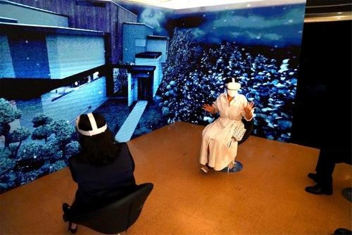 La imagen de archivo, proporcionada por el Ministerio de Cultura, Deportes y Turismo, muestra una exhibición de la película ganadora del Óscar "Parasite", en la exposición "Korea : Cubically Imagined", inaugurada, el 6 de julio de 2021 (hora local), en la sede de la Unesco, en París. (Prohibida su reventa y archivo)