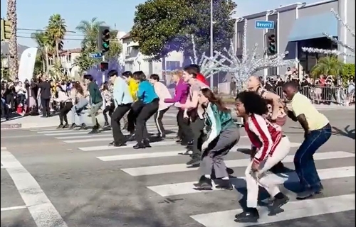 La foto, capturada de la cuenta de Twitter del programa estadounidense "The Late Late Show with James Corden", de la CBS, muestra al grupo masculino de K-pop BTS realizando una actuación sorpresiva de "Butter", junto con bailarines, en las calles de Los Ángeles. (Prohibida su reventa y archivo) 