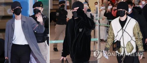Tres de los integrantes de la superestrella del K-pop BTS, (de izda. a dcha.) Jin, Jungkook y Jimin, llegan al Aeropuerto Internacional de Incheon, al oeste de Seúl, el 6 de diciembre de 2021, tras su visita a Estados Unidos.