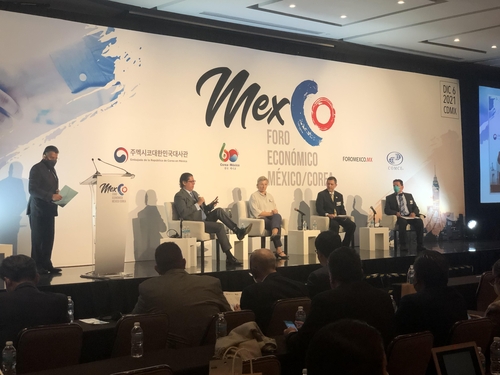 La foto muestra a unos panelistas compartiendo sus opiniones durante una sesión del Foro Económico México-Corea, organizado por la Embajada de Corea del Sur ante México, que se llevó a cabo el 6 de diciembre de 2021 (hora local), en Ciudad de México.
