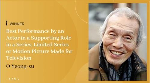 La imagen, capturada del sitio web oficial de la 79ª edición de los Premios Globos de Oro, anuncia el premio al mejor actor secundario en una serie televisiva, recibido, el 9 de enero de 2022, por O Yeong-su. (Prohibida su reventa y archivo)
