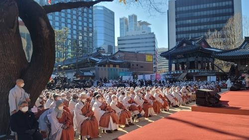 Monjes budistas participan, el 21 de enero de 2022, en una manifestación masiva en el templo Jogye, en el centro de Seúl, contra el aparente sesgo religioso del Gobierno.