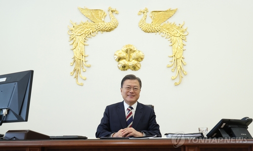 El presidente surcoreano, Moon Jae-in, posa para una foto tras participar en una entrevista por escrito para la Agencia de Noticias Yonhap y otros siete servicios de noticias globales, el 10 de febrero de 2022, en la oficina presidencial, Cheong Wa Dae, en Seúl.