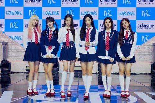 El grupo novato de música K-pop Ive posa ante la cámara, el 5 de abril de 2022, durante un evento para los medios por su nuevo lanzamiento, "Love Dive", en Seúl. (Foto cortesía de Starship Entetainment. Prohibida su reventa y archivo) 