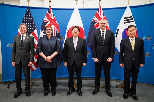 La imagen, proporcionada por el Ministerio de Asuntos Exteriores de Corea del Sur, muestra a su ministro, Chung Eui-yong (dcha.), posando para una foto con los representantes de EE. UU., Australia, Japón y Nueva Zelanda, durante una reunión celebrada, el 7 de abril de 2022 (hora local), con ocasión de una reunión de cancilleres de la OTAN, en Bruselas, Bélgica. (Prohibida su reventa y archivo)