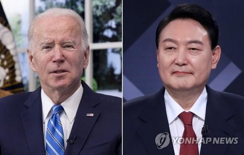 La imagen compilada muestra al presidente electo de Corea del Sur, Yoon Suk-yeol (dcha.), y el presidente de EE. UU., Joe Biden.