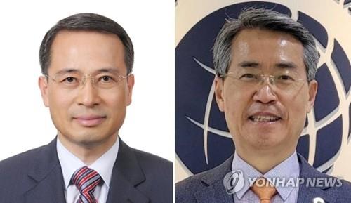 La foto, proporcionada por la oficina presidencial, muestra a Kim Kyou-hyun (izda.) y Kwon Chun-taek. (Prohibida su reventa y archivo)