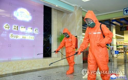 La foto sin fechar, proporcionada por la Agencia Central de Noticias de Corea del Norte, muestra a funcionarios desinfectando un supermercado en Pyongyang, en medio de la pandemia del coronavirus. (Uso exclusivo dentro de Corea del Sur. Prohibida su distribución parcial o total)