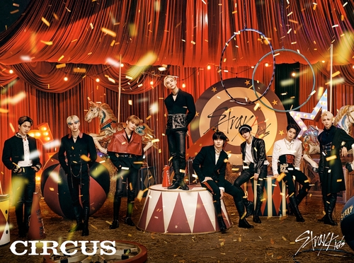 La foto, proporcionada por Sony Music Labels, muestra un póster promocional de "Circus", el nuevo álbum de EP en japonés del grupo masculino de K-pop Stray Kids. (Prohibida su reventa y archivo)
