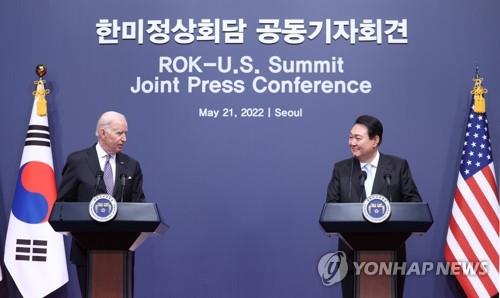 El presidente surcoreano, Yoon Suk-yeol (dcha.), y el presidente estadounidense, Joe Biden, hablan durante una conferencia de prensa conjunta, el 21 de mayo de 2022, tras celebrar una cumbre en la oficina presidencial, en Seúl.