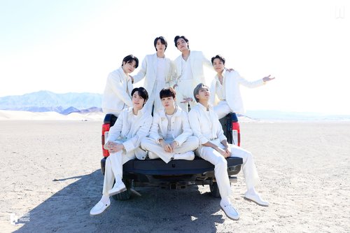 En la imagen, capturada, el 19 de junio de 2022, de la cuenta oficial de Twitter de BTS, se muestra a la banda masculina de K-pop posando para la cámara. (Prohibida su reventa y archivo)