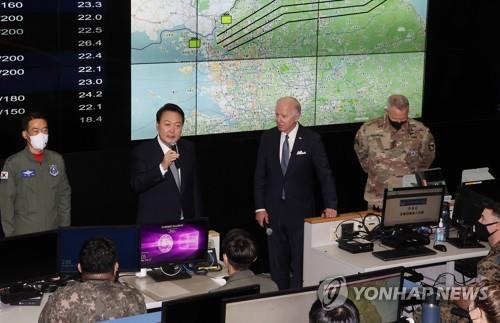 La foto, tomada el 22 de mayo de 2022, muestra al presidente surcoreano, Yoon Suk-yeol (segundo por la izda.), y el presidente estadounidense, Joe Biden (segundo por la dcha.), visitando un centro operacional de la Fuerza Aérea, en Pyeongtaek, a 70 kilómetros al sur de Seúl.