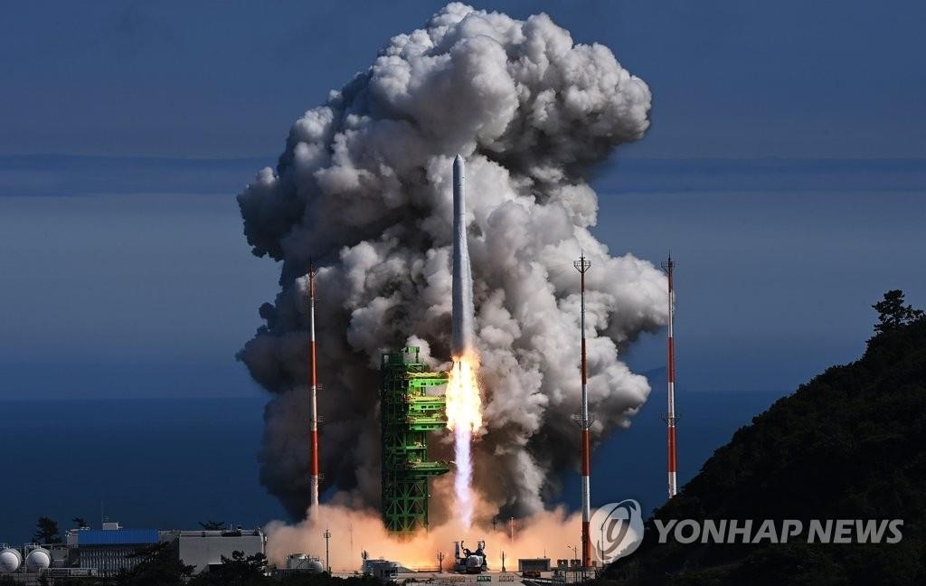 El Vehículo-2 de Lanzamiento Espacial de Corea del Sur (KSLV-II), también llamado Nuri, despega del Centro Espacial Naro, en Goheung, a unos 330 kilómetros al sur de Seúl, el 21 de junio de 2022, en un segundo intento del país para poner satélites en órbita. (Foto del cuerpo de prensa. Prohibida su reventa y archivo)