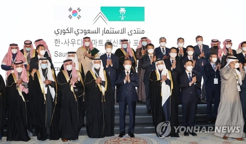 En esta foto de archivo, tomada el 18 de enero de 2022 (hora local), se muestra al entonces presidente surcoreano, Moon Jae-in (quinto por la izda., primera fila), durante una sesión de fotos grupal con otros participantes, en un foro de inversión entre Corea del Sur y Arabia Saudita, celebrado en un hotel de Riad.