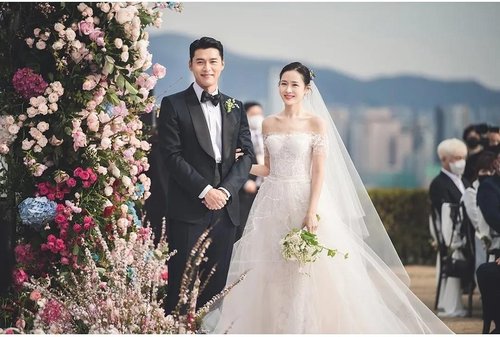 La imagen de archivo, proporcionada, el 11 de abril de 2022, por VAST Entertainment, muestra una foto de boda de Hyun Bin (izda.) y Son Ye-jin. (Prohibida su reventa y archivo) 